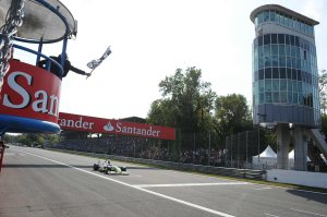 f1-italy-2009-barrichello-checkered-flag