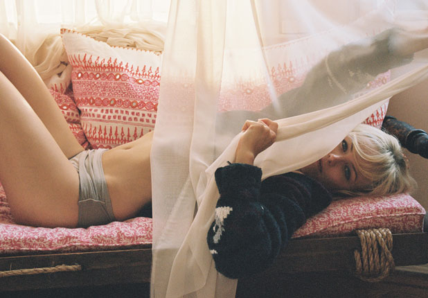 malin-akerman-details10-01