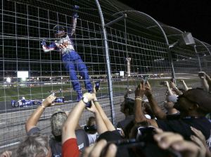 indycar-2013-texas-castroneves-climbing-the-fence
