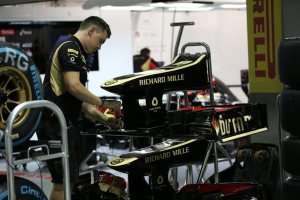 f1-2013-singapore-lotus-garage