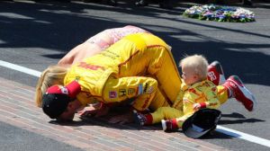 indycar-2014-indy-500-rhr-kissing-the-bricks