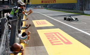 f1-2014-italy-hamilton-checkered-flag