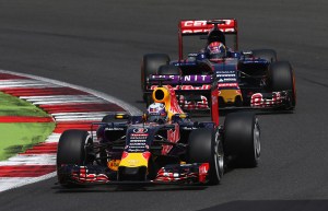 f1-2015-britain-ricciardo-verstappen
