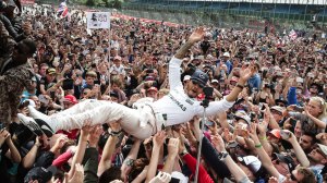 f1-2016-britain-hamilton-crowd-surfing